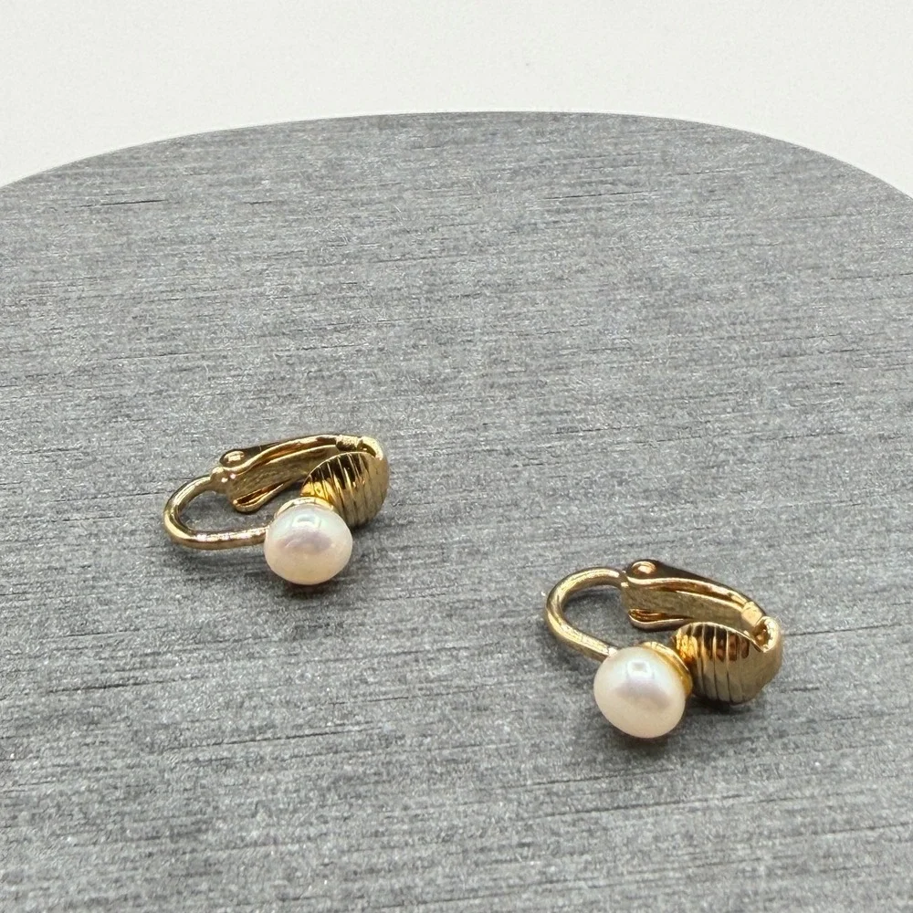Gold Tone Faux Pearl Clip On Earrings Ribbed Shell Classic Costume Jewelry Pair